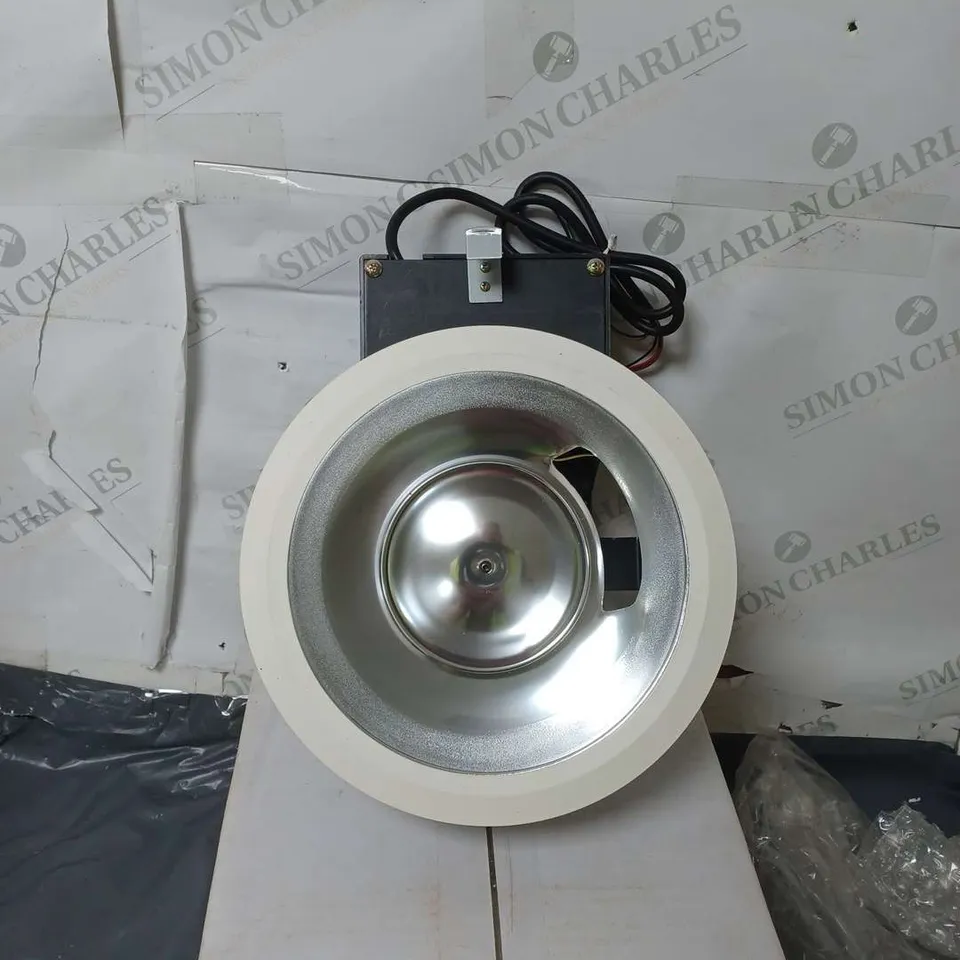 LOT CONTAINING X20 GU4SQSP 230V SQUARE QUADRUPLE GU/Z SPOTLIGHTS, 9 ADJUSTABLE WHITE WALL LIGHTS MODEL WB309 12 LARGE WALL MOUNTED SPOTLIGHTS