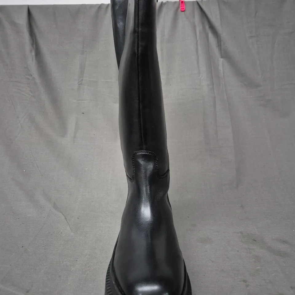 BOXED PAIR OF IN THE STYLE CHUNKY KNEE-HIGH BOOTS IN BLACK UK SIZE 6