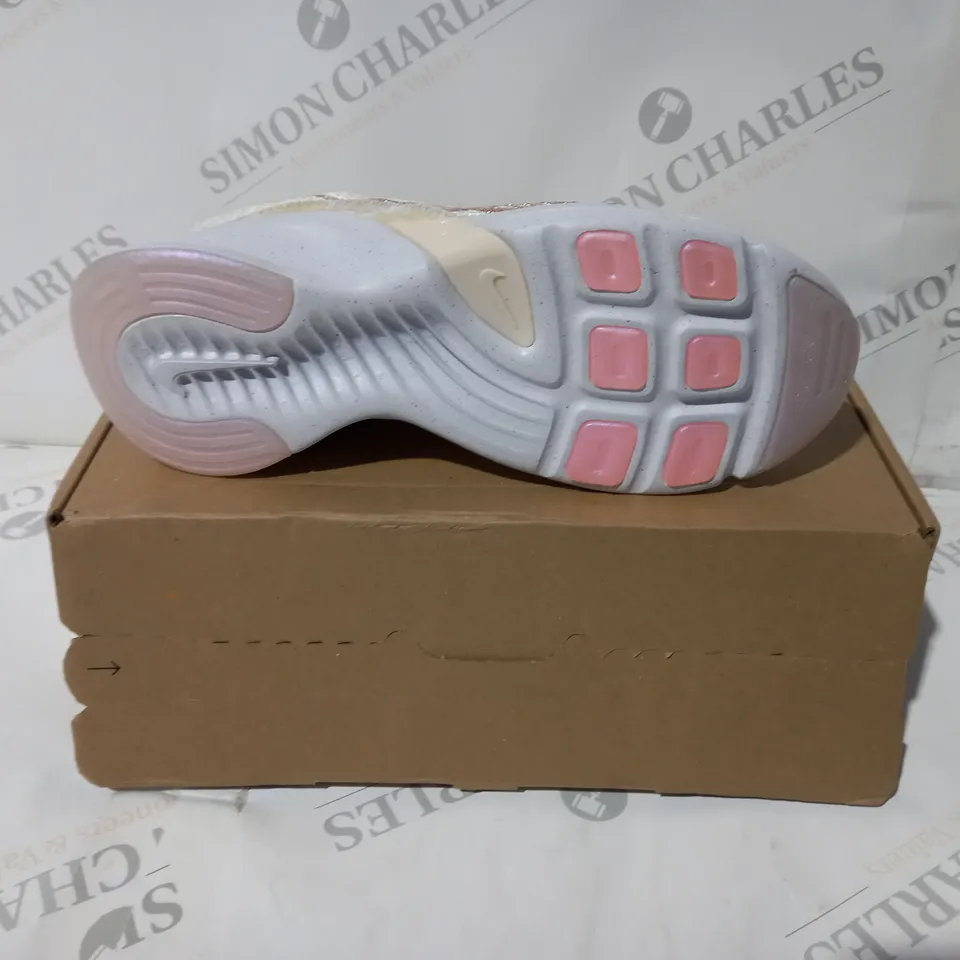 NIKE SUPER REP GO 3 WHITE/GUAVA SIZE 4.5