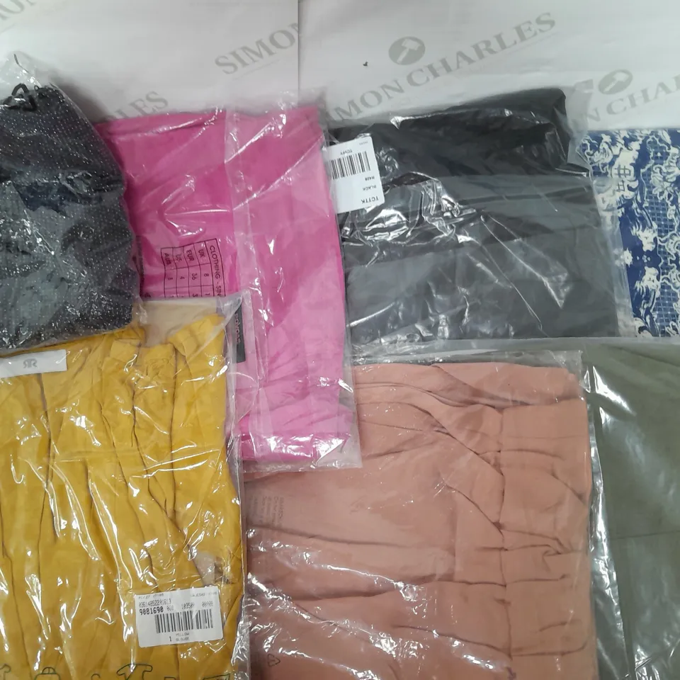 LOT OF APPROX 16 CLOTHING ITEMS IN VARIOUS STYLES, COLOURS AND SIZES 