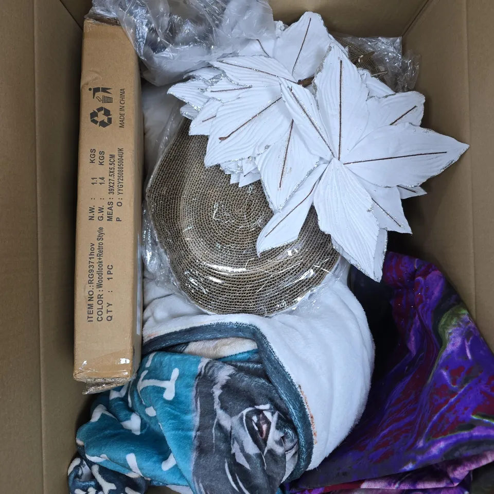 APPROXIMATELY 10 ASSORTED HOUSEHOLD PRODUCTS TO INCLUDE CUSHIONS, MUGS, HOME DECOR ETC 