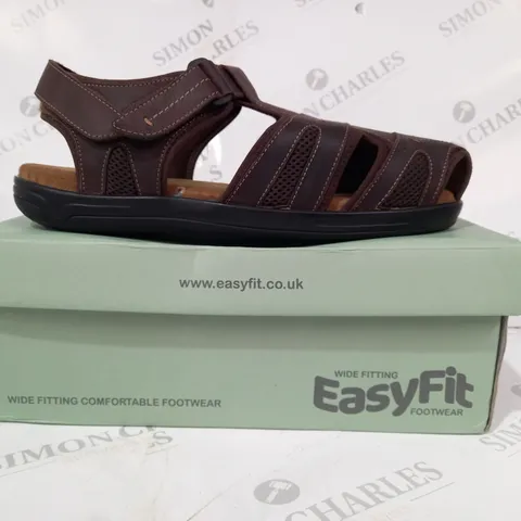 BOXED PAIR OF EASY FIT BRUNO WIDE SANDALS IN BROWN UK SIZE 11
