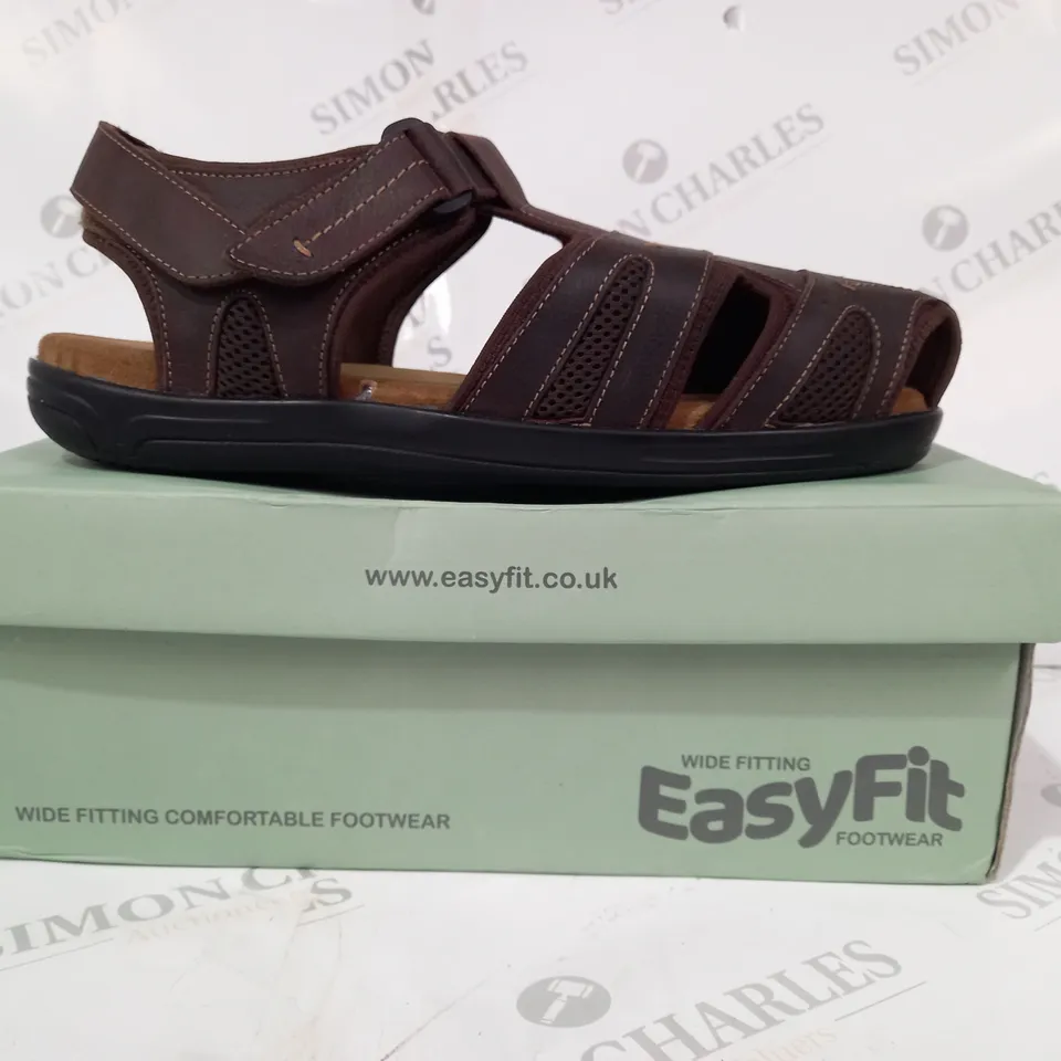 BOXED PAIR OF EASY FIT BRUNO WIDE SANDALS IN BROWN UK SIZE 11
