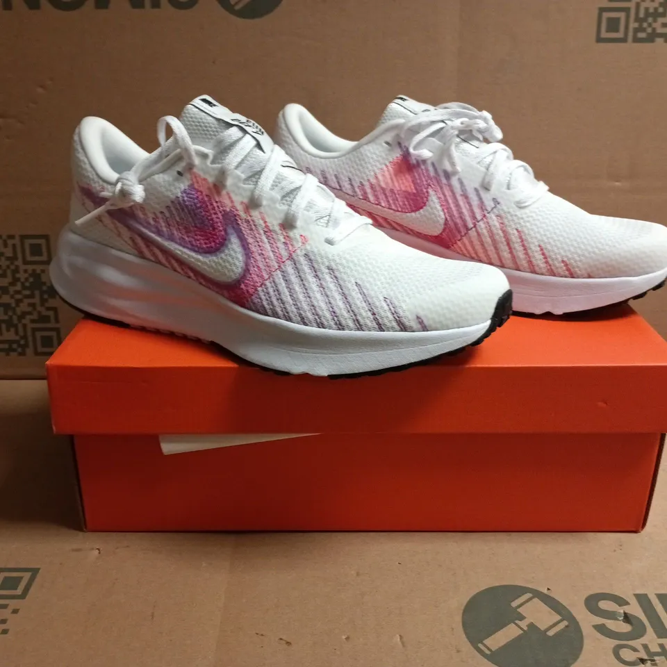 BOXED PAIR OF NIKE RUN DEFY TRAINERS IN WHITE/MULTI SIZE UK 7.5