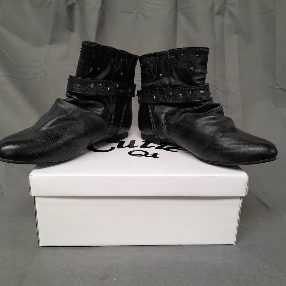 BOXED PAIR OF CUTIE OT SHOES IN BLACK W. STUD EFFECT SIZE 4