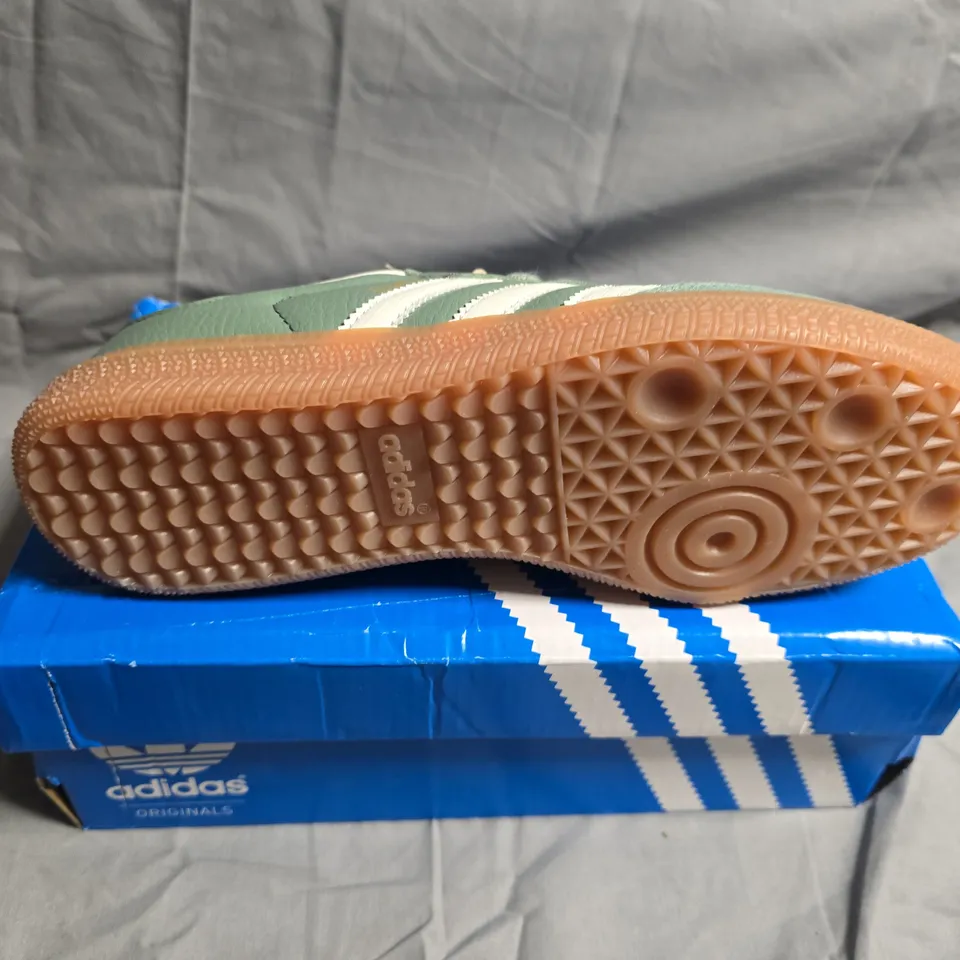 BOXED PAIR OF ADIDAS SAMBA TRAINERS - UK SIZE 6