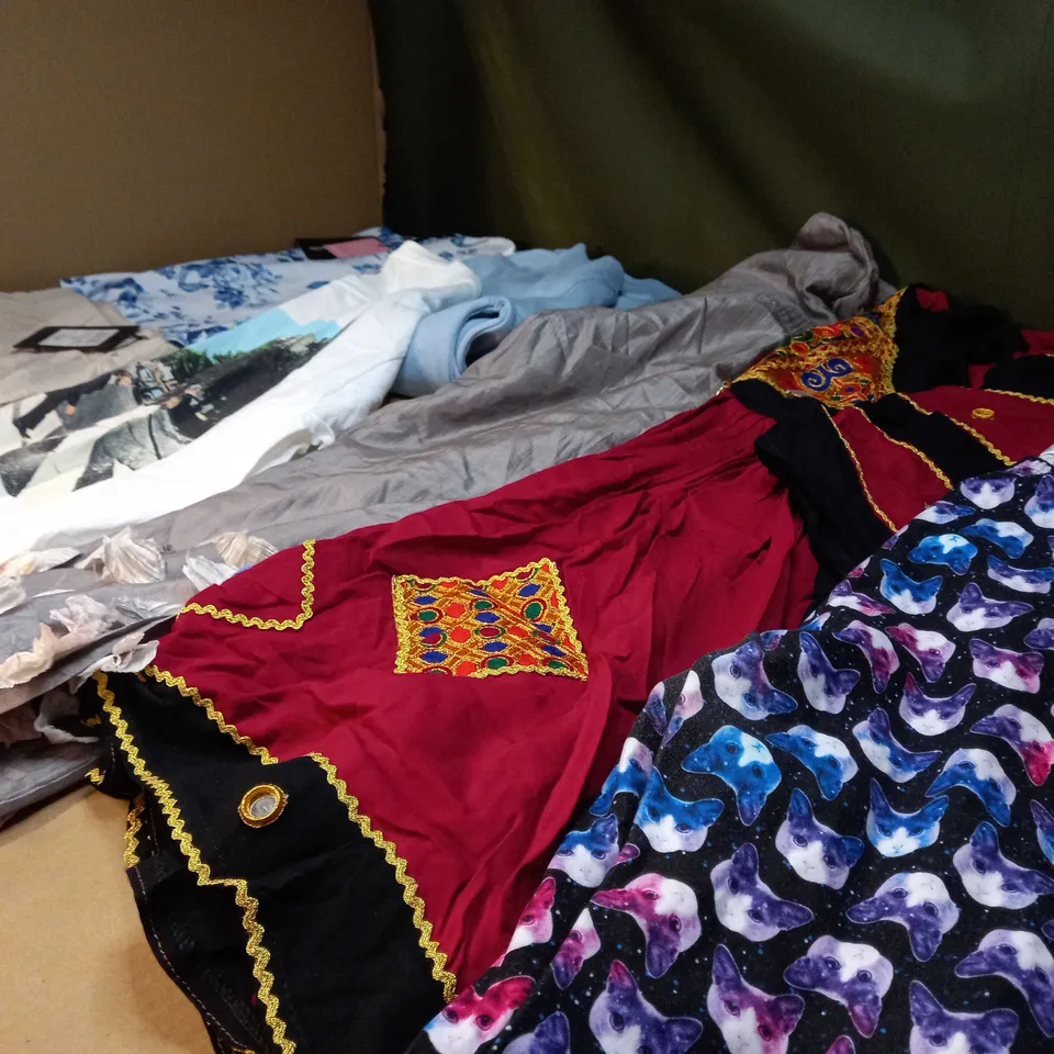 LOT OF APPROX 25 ASSORTED CLOTHING ITEMS VARYING IN SIZE/COLOUR/STYLE TO INCLUDE: TROUSERS, TOPS, DRESSES