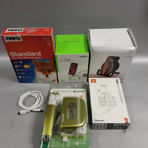 APPROXIAMTELY 15 ASSORTED ELECTRICAL PRODUCTS TO INCLUDE JBL PURE BASS EARPHONES, BELKIN CHARGING STAND, CHARGING CABLES ETC