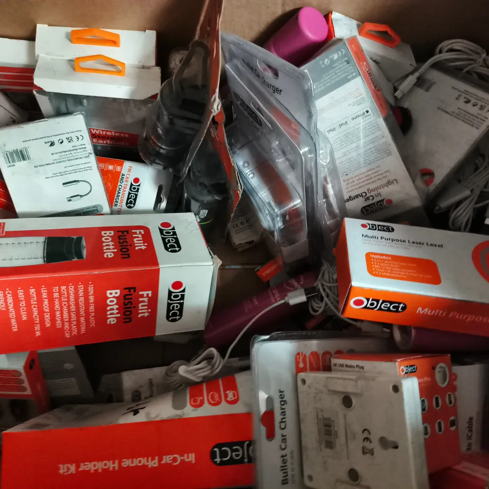 BOX OF APPROXIMATELY 15 ASSORTED HOUSEHOLD ITEMS TO INCLUDE MULTI-PURPOSE LASER LEVEL, FRUIT FUSION BOTTLE, IN-CAR PHONE HOLDER KIT, ETC