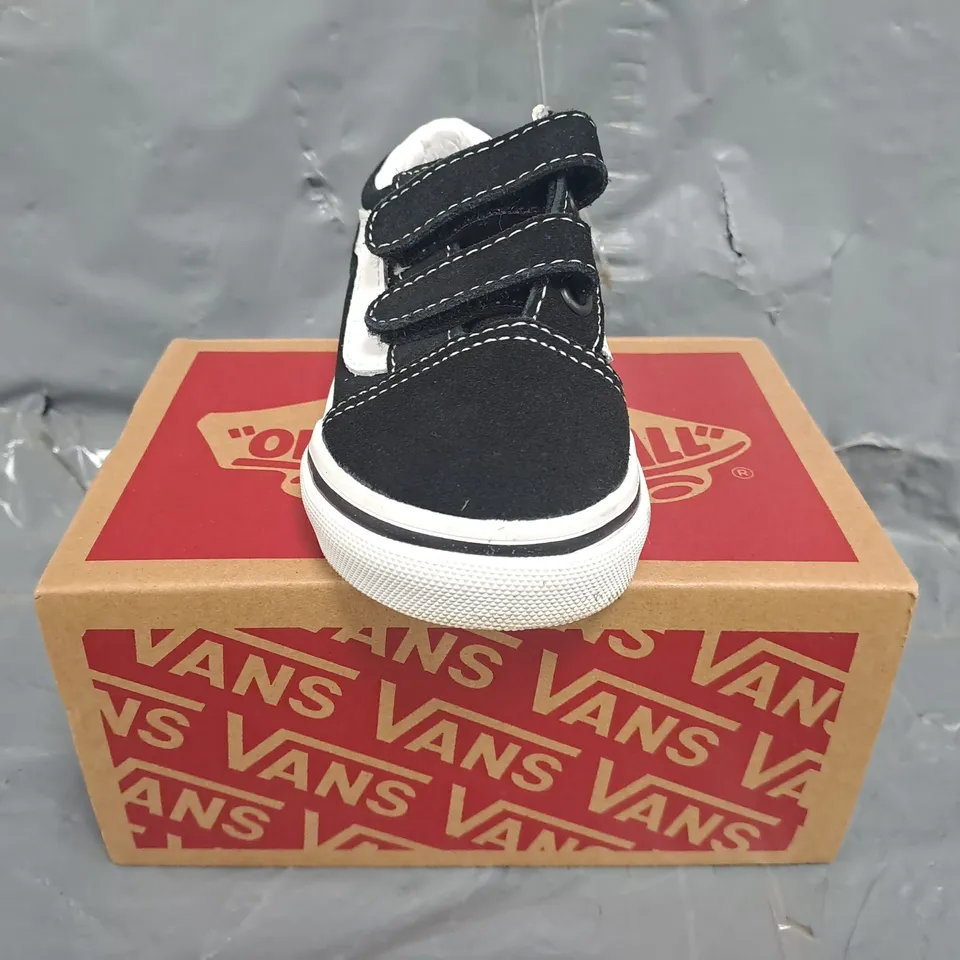 BOXED PAIR OF VANS OLD SKOOL V INFANT SHOES IN BLACK/WHITE SIZE UK 5.5