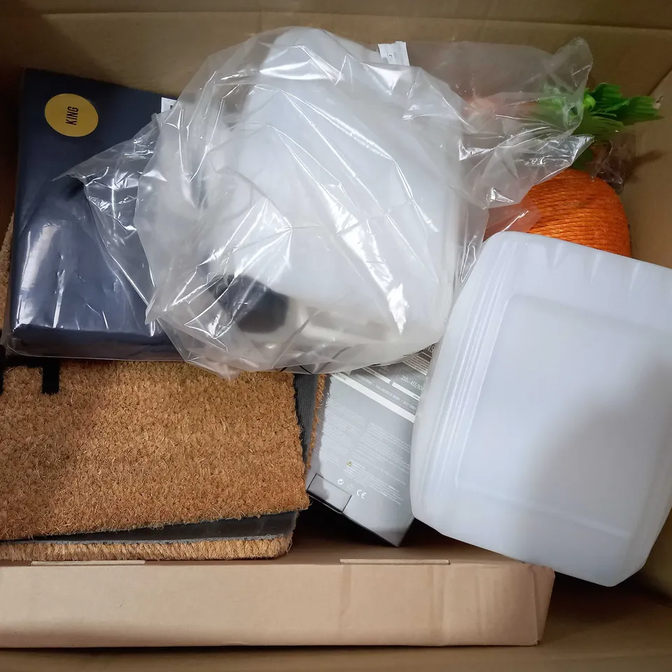 BOX OF APPROX 8 ASSORTED ITEMS TO INCLUDE - MIROFIBER BED SHEET KING SIZE - 'HEY IM MAT' DOOR MAT - HOME DECORATION CARROT ECT