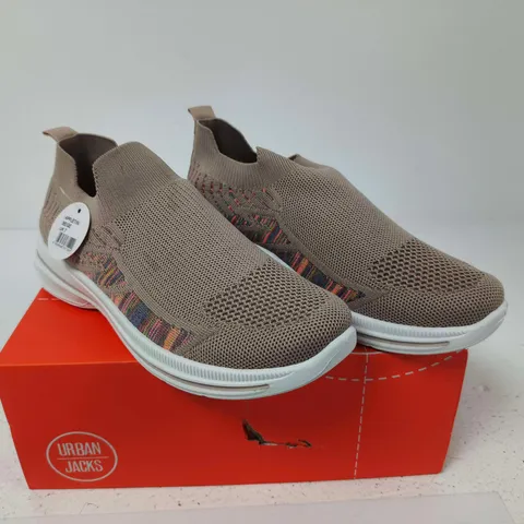 BOXED PAIR OF URBAN JACKS APPLETINI BEIGE KNIT SLIP-ON SNEAKERS – WOMEN'S UK 7