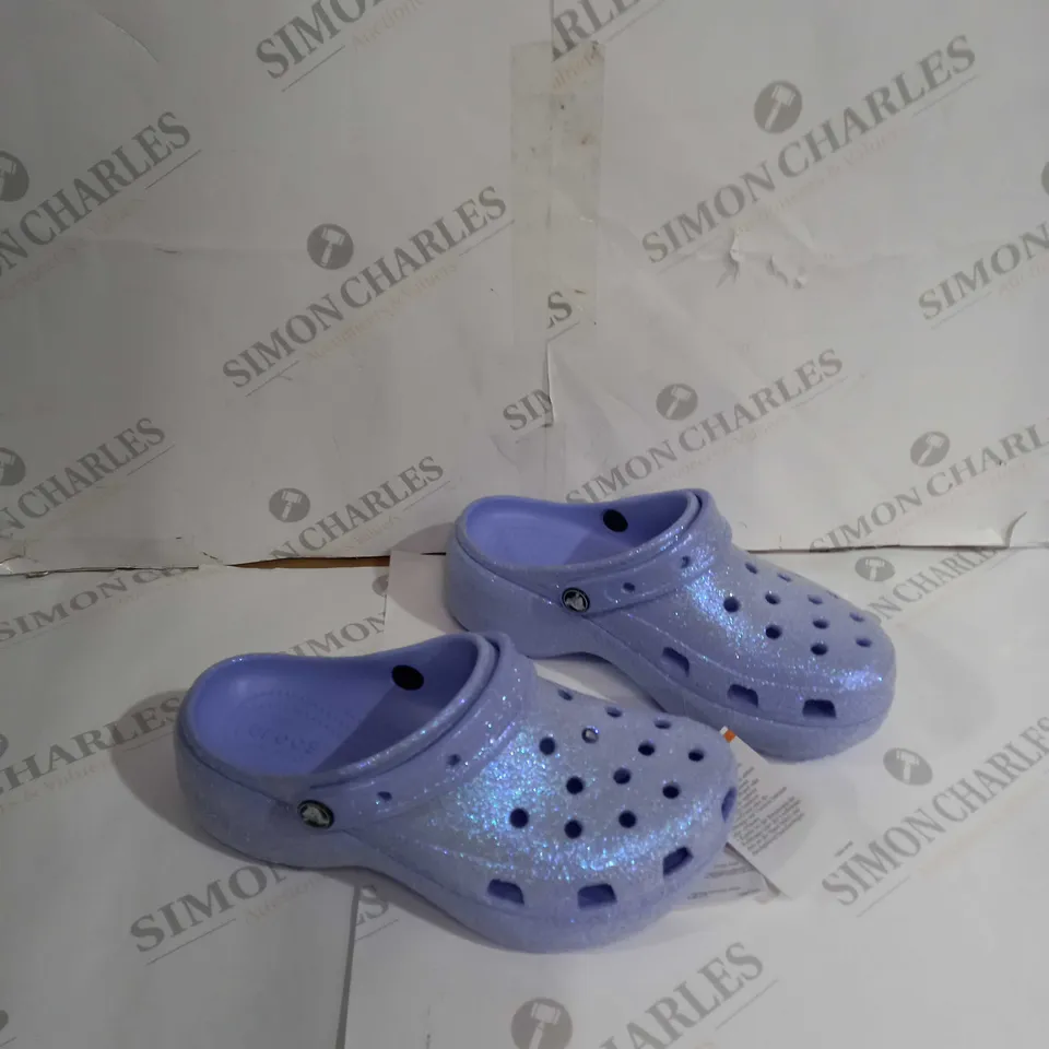 BAGGED PAIR OF CROCS PLATFORMS CLOGS IN LILAC GLITTER 