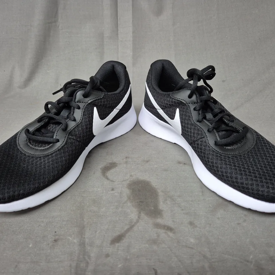 BOXED PAIR OF NIKE TANJUN SHOES IN BLACK/WHITE UK SIZE 9