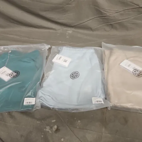 APPROXIMATELY 26 ASSORTED BAGGED CLOTHING ITEMS IN VARIOUS SIZES TO INCLUDE LADIES BRASS MONKEY SHORTS IN ICE BLUE & UNISEX BRASS MONKEY JOGGERS IN CLAY/GREEN