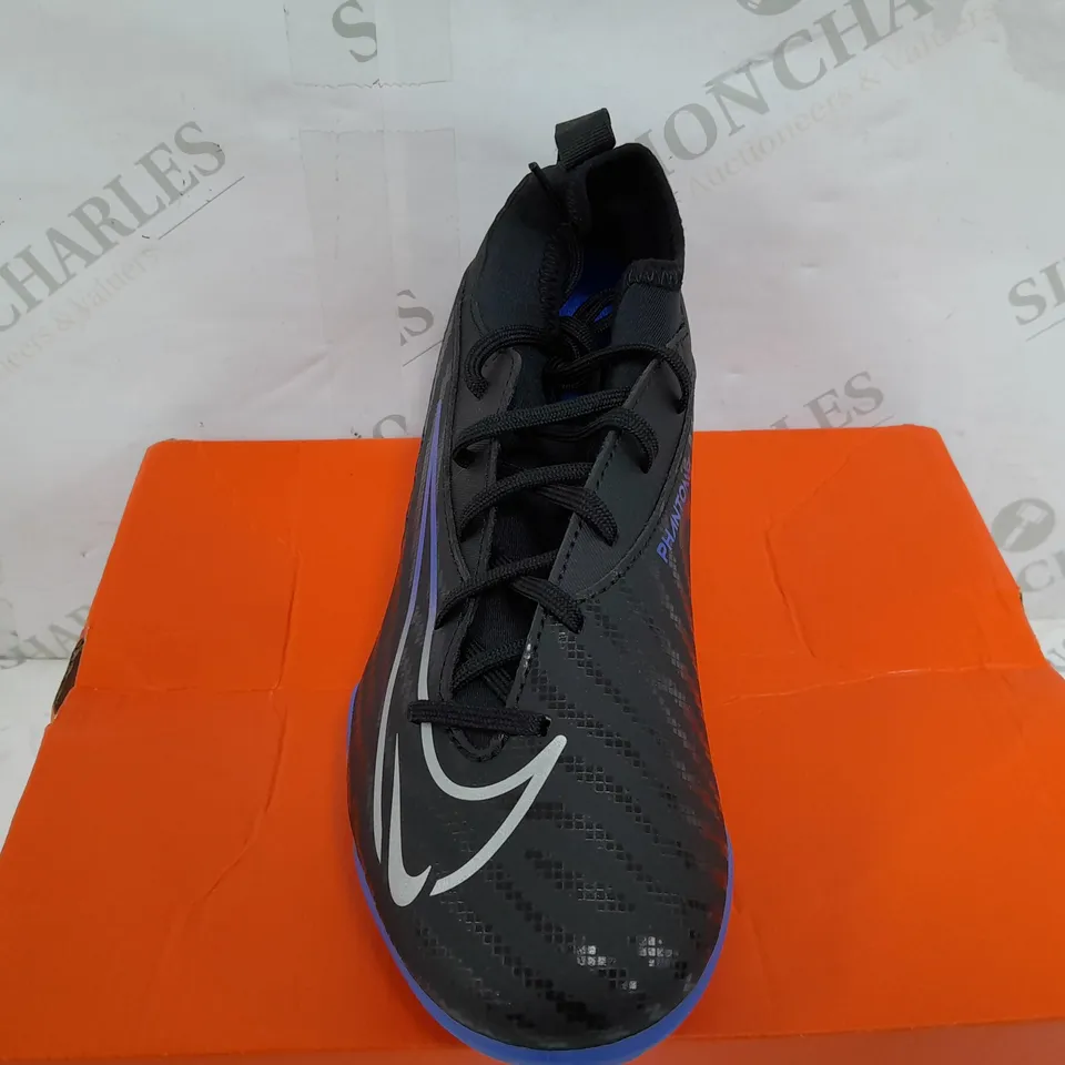 BOXED PAIR OF NIKE PHANTOM GX CLUB FOOTBALL BOOTS IN BLACK/NAVY - UK KIDS 5.5