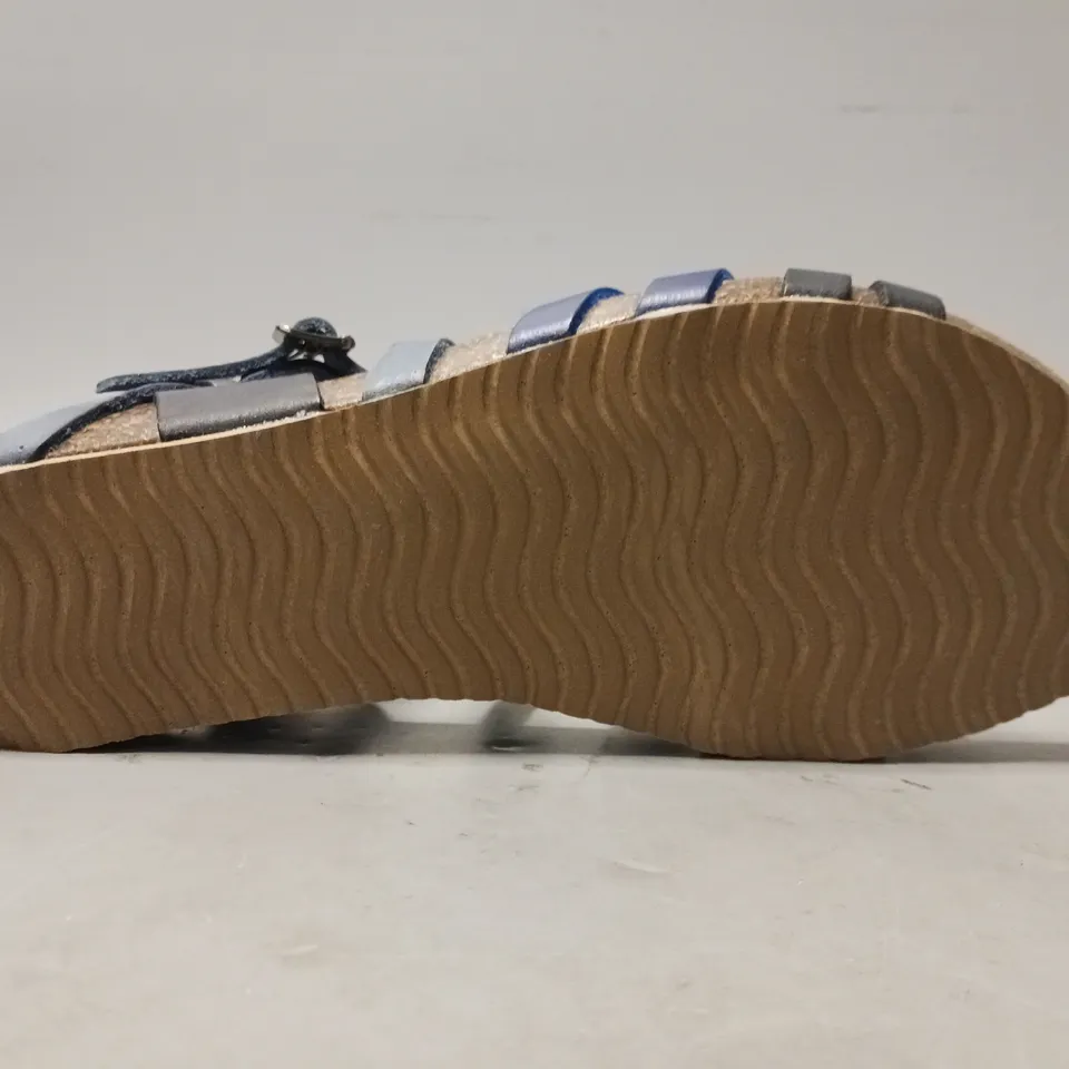 BOXED PAIR OF VAN-DAL OPEN TOE FLAT STRAPPY SANDALS IN BLACK/BLUE EU SIZE 40