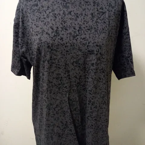 GYMSHARK GREY TSHIRT - SIZE S