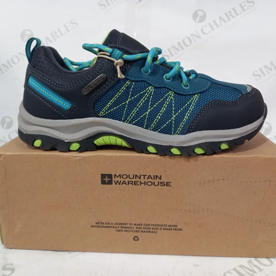 BOXED PAIR OF MOUNTAIN WAREHOUSE TRAINERS IN BLUE/GREEN UK SIZE 5