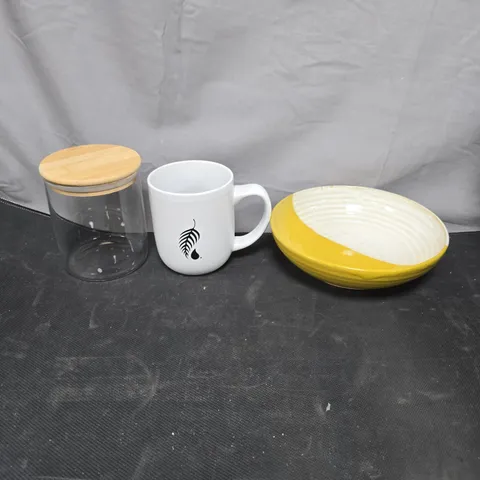 LOT OF APPROXIMATELY 20 ASSORTED POTTERY ITEMS TO INCLUDE MUG, GLASS STORAGE POTS WITH LIDS AND PLATES/BOWLS