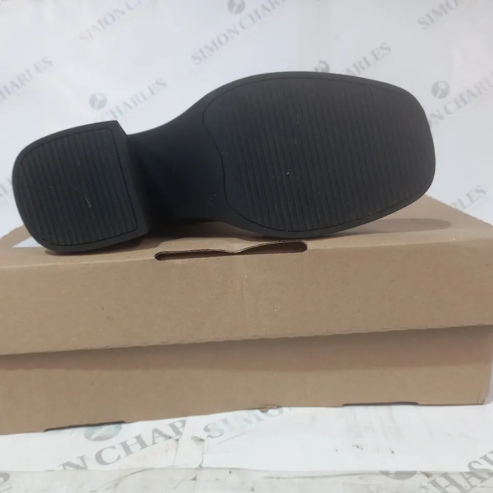 BOXED PAIR OF DESIGNER LOW BLOCK HEEL BOOTS IN BLACK SIZE 6