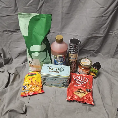 APPROXIMATELY 20 ASSORTED FOOD & DRINK ITEMS TO INCLUDE SEAWEED CRISPS, CHILL & GARLIC SAUCE, SILK ROUTE SALT & PEPPER , ETC - COLLECTION ONLY