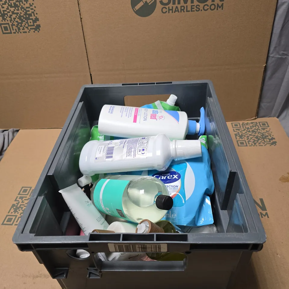 TOTE OF APPROXIMATELY 18 ASSORTED COSMETIC ITEMS TO INCLUDE RITUALS...HAND WASH, SEBA MED BODY LOTION, ORAL B MOUTHWASH, CAREX HAND WASH ETC
