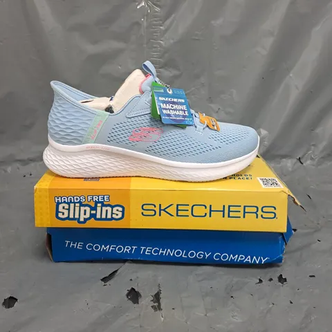 BOXED PAIR OF SKECHERS SLIP ON SHOES IN LIGHT BLUE/ PINK SIZE UK 6