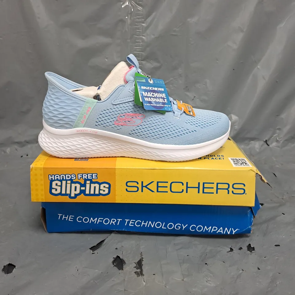 BOXED PAIR OF SKECHERS SLIP ON SHOES IN LIGHT BLUE/ PINK SIZE UK 6
