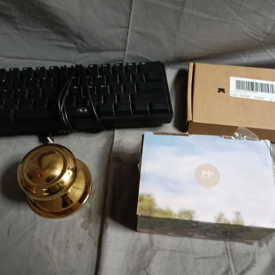 APPROXIMATELY 20 ASSORTED HOUSEHOLD PRODUCTS TO INCLUDE USB KEYBOARD, EGG CUPS, HOME DECOR ETC 