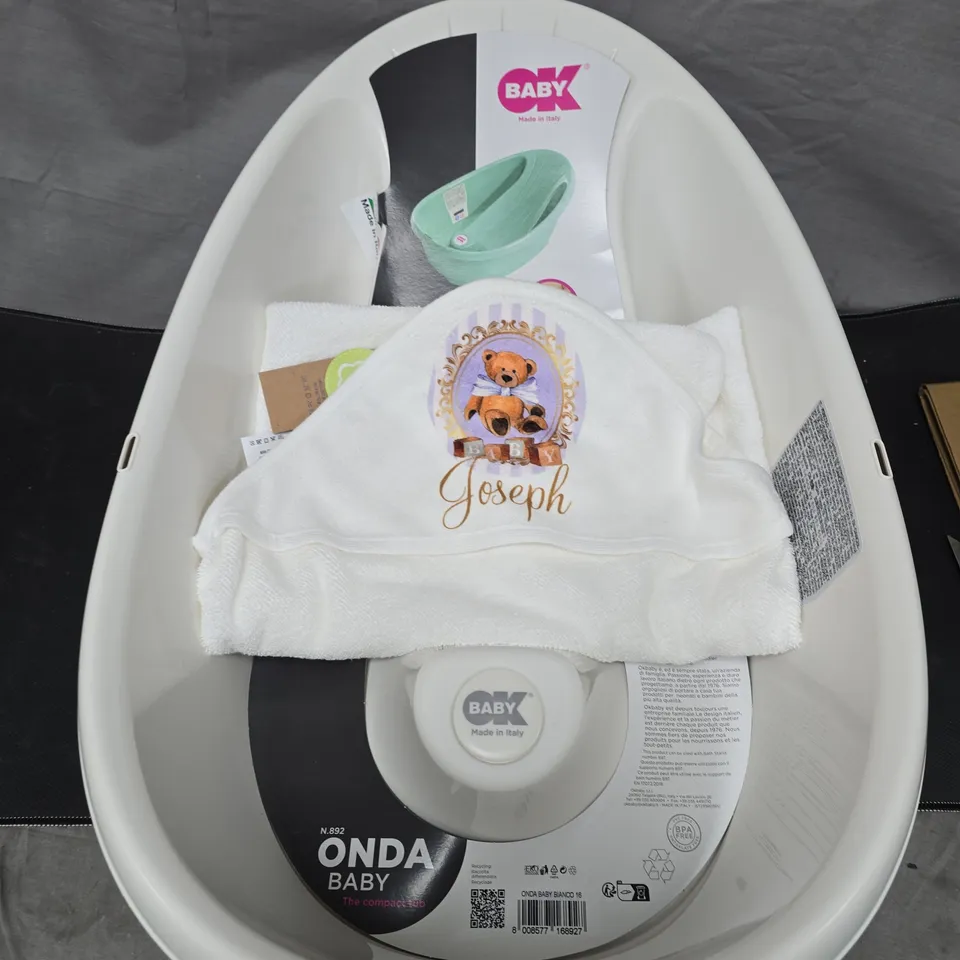 ONDA BABY BABY BATH TUB – WHITE PLASTIC WITH TEDDY BEAR PRINT AND 'JOSEPH' TOWEL