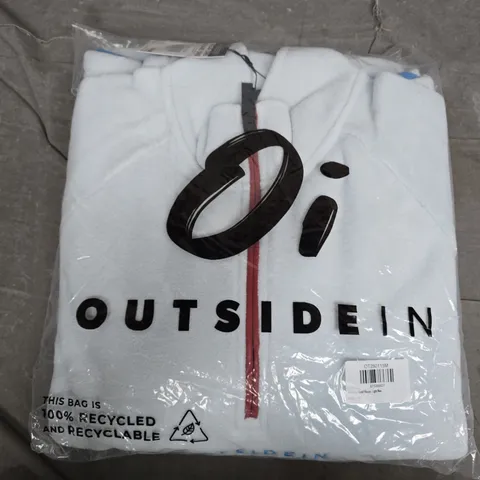 bagged outside in shoulder band fleece in light blue - medium