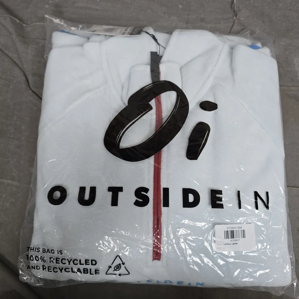 bagged outside in shoulder band fleece in light blue - medium