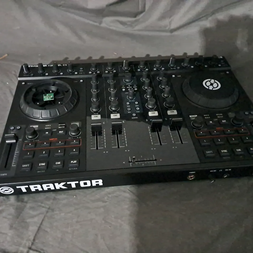 BOXED TRAKTOR KONTROL S4