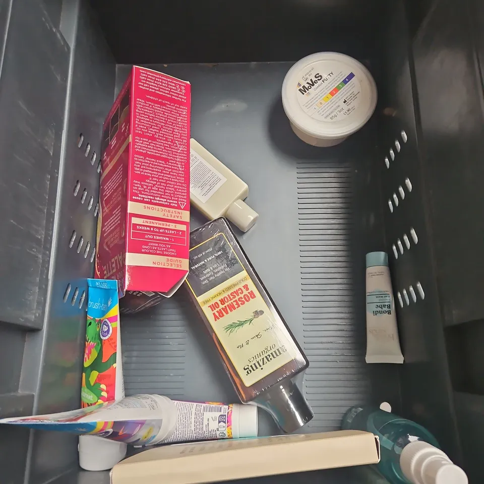 APPROXIMATELY 20 ASSORTED HEALTH & BEAUTY PRODUCTS TO INCLUDE - L'OREAL 72HR LIQUID MOISTURISER - BYOMA NOURISHING BODY OIL - KOEC MOUTH TAPE - ETC