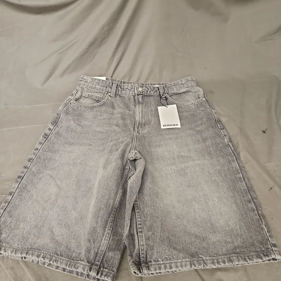 BERSHKA BAGGY SHORTS IN GREY WASH SIZE 31"