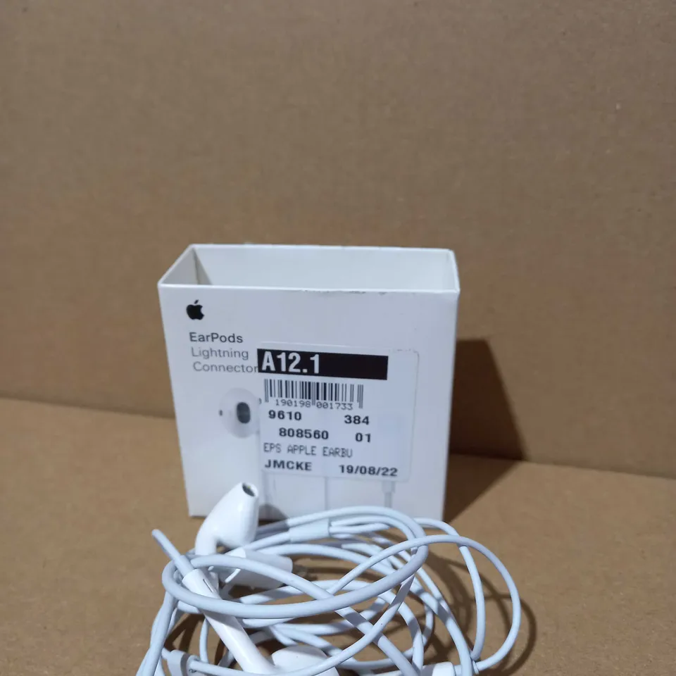 APPLE EARPODS WITH LIGHTENING CONNECTOR 