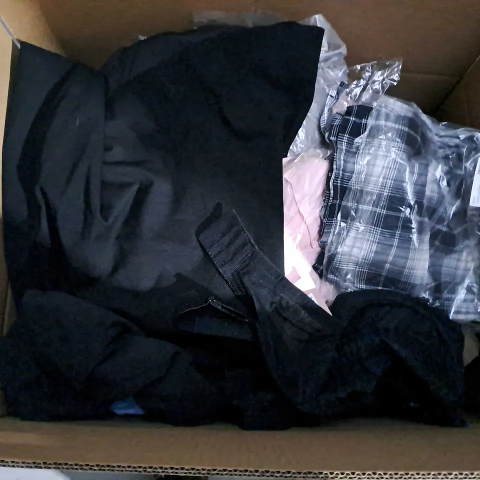 APPROXIMATELY 25 ASSORTED CLOTHING ITEMS IN VARIOUS SIZES TO INCLUDE WAISTCOAT, TOPS, PANTS, ETC