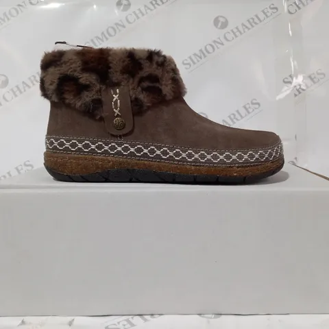 BOXED PAIR OF EARTH ORIGINS EMMALYN SUEDE BOOTIES IN CHOCOLATE SIZE 5