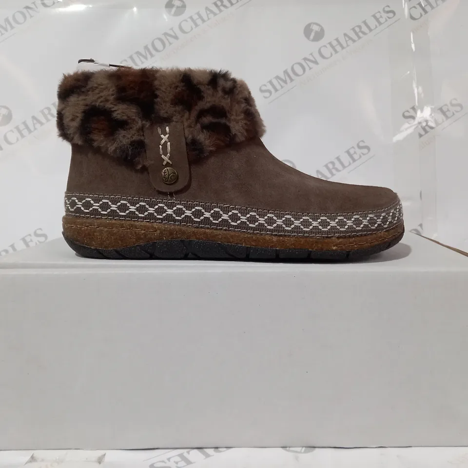 BOXED PAIR OF EARTH ORIGINS EMMALYN SUEDE BOOTIES IN CHOCOLATE SIZE 5