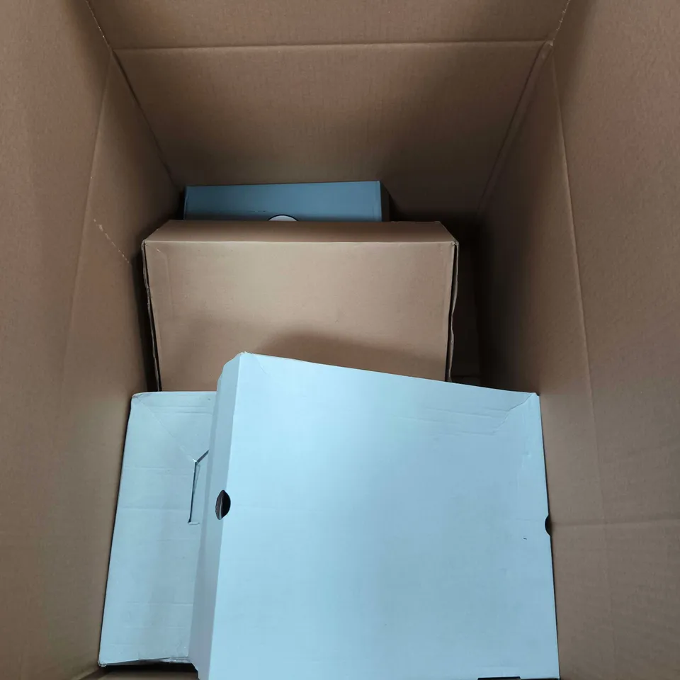 BOX OF APPROXIMATELY 12 ASSORTED FOOTWEAR ITEMS TO INCLUDE DR KELLER, JO AND JOE SLIPPERS ETC
