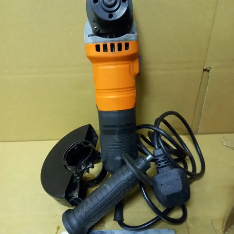 BLACK + DECKER SAW