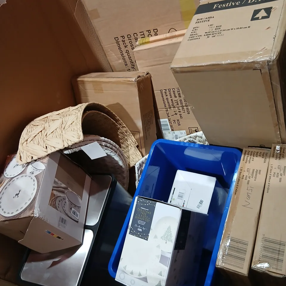 PALLET OF APPROXIMATELY 18 ASSORTED PRODUCTS TO INCLUDE; RECYCLE BIN, DINNER SET, 6FT WARREN FIR TREE AND KIDS ICE CREAM CART