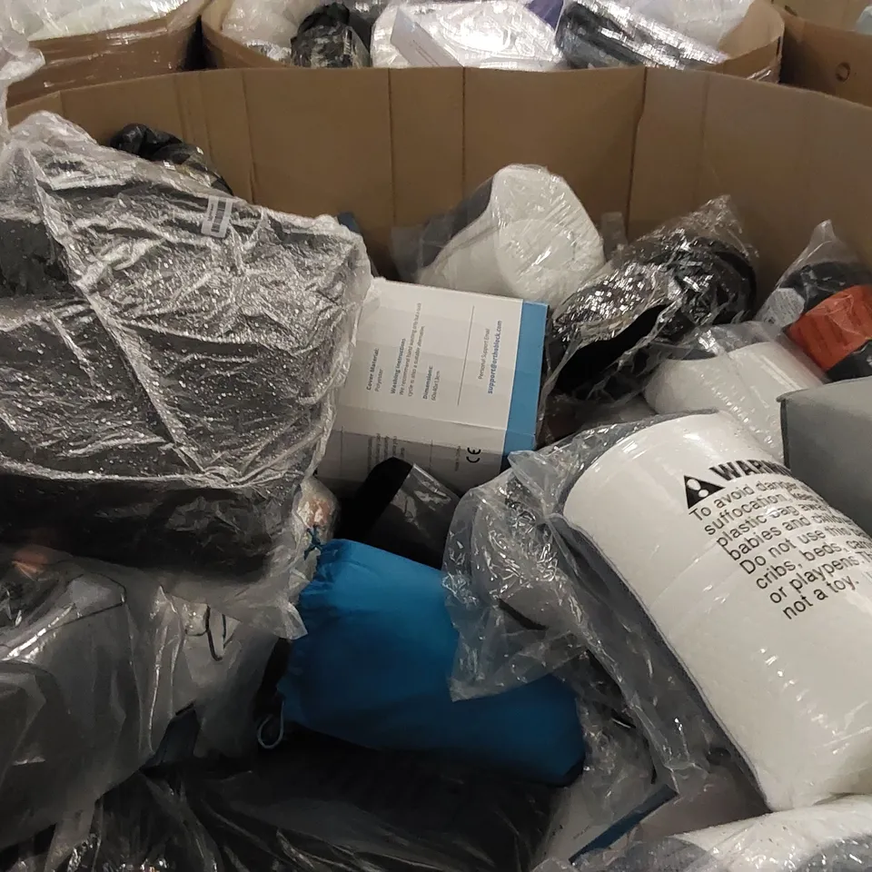 PALLET OF ASSORTED ITEMS INCLUDING: BEDDING AND CUSHIONS 