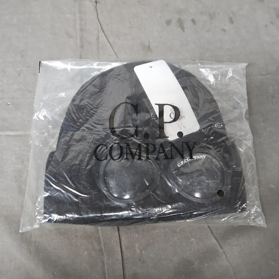 C.P. COMPANY GOGGLE BEANIE IN BLACK