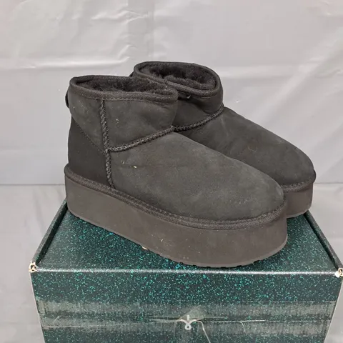 BOXED PAIR OF EMU AUSTRALIA RESISTANT STINGER BOOTS IN BLACK - UK 6