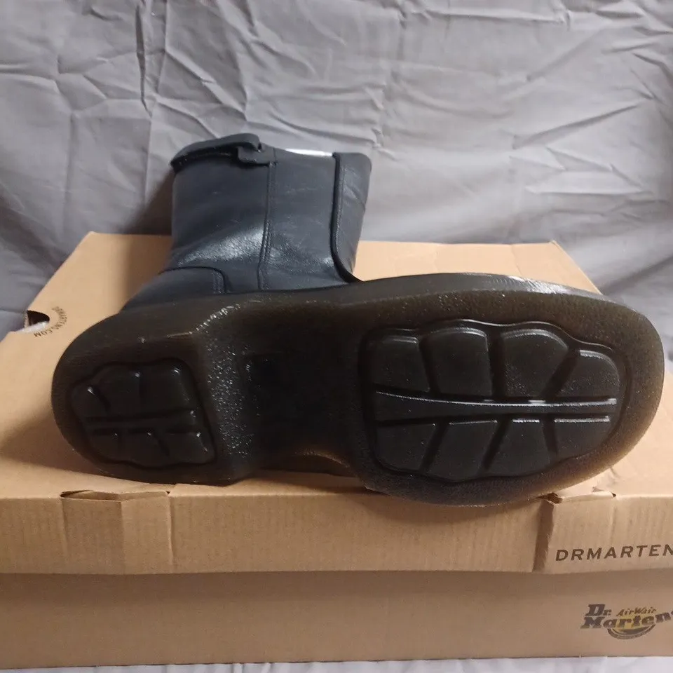 BOXED PAIR OF DR. MARTENS BUZZ HI BOOT – BLACK LEATHER, UK 4