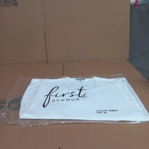 FIRST AVENUE LEISUREWEAR T-SHIRT – WHITE – SIZE XL