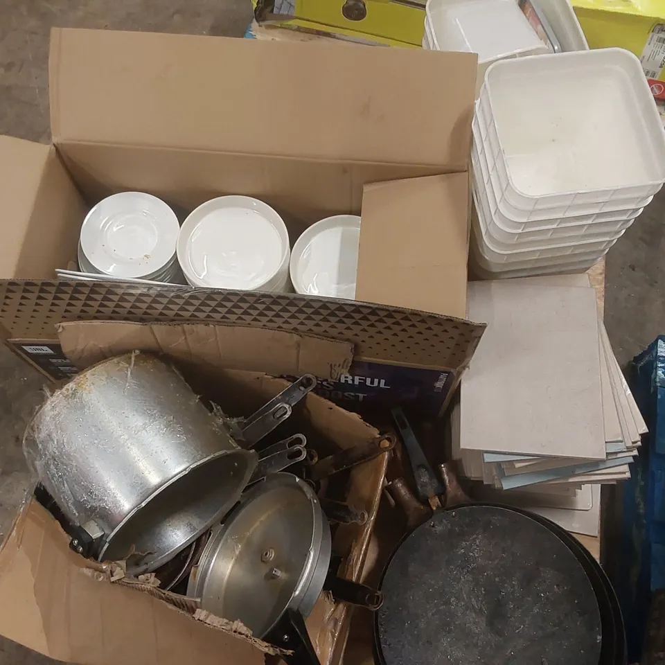 PALLET CONTAINING A LARGE QUANTITY OF ASSORTED RESTAURANT ITEMS INCLUDING POTS AND PANS, DINNERWARE, CONTAINERS ECT