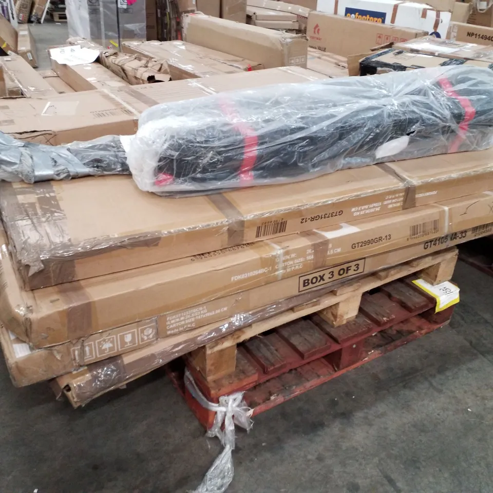 PALLET OF ASSORTED GARDEN FURNITURE PARTS